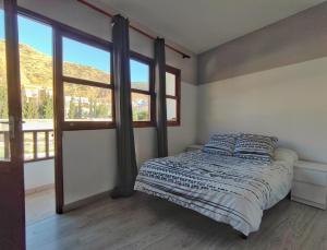 1 dormitorio con cama y ventana grande en Vivienda Balcón al amanecer, en Santa Cruz de la Palma
