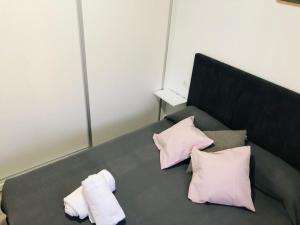 1 cama con 2 almohadas y 2 toallas. en Apartamento CARIHUELA PUERTO en Torremolinos
