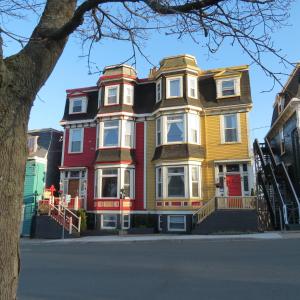 een kleurrijk huis op de hoek van een straat bij The Roses Heritage Inn in St. John's