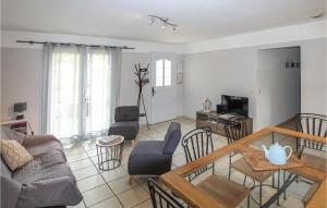Saint-ThoméにあるNice Home In Saint Thome With 3 Bedrooms, Wifi And Outdoor Swimming Poolのリビングルーム(ソファ、テーブル付)