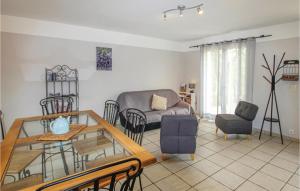 - un salon avec un canapé, une table et des chaises dans l'établissement 3 Bedroom Beautiful Home In Saint-thom, à Saint-Thomé