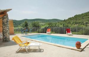 Saint-ThoméにあるNice Home In Saint Thome With 3 Bedrooms, Wifi And Outdoor Swimming Poolの芝生の椅子2脚付きのスイミングプール