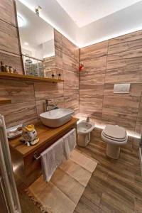 a bathroom with a sink and a toilet at Appartamento accogliente vicino stazione in Desio