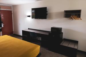 TV a/nebo společenská místnost v ubytování Express Inn & Suites