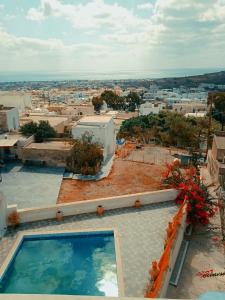 una casa con piscina y vistas a la ciudad en Loukas Kontos Traditional House en Emporio