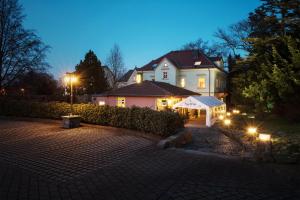 a house with a tent in front of it at night at Hotel Villa Weiße in Kamenz