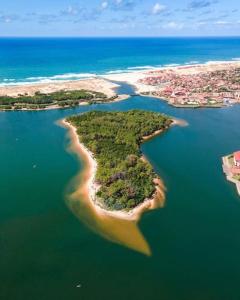 una isla en medio del agua en Maisonnette à Vieux-Boucau en Soustons