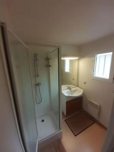 a bathroom with a shower and a sink at Maisonnette à Vieux-Boucau in Soustons