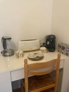 a table with a toaster and a toaster and a toaster at Le floquet in Vitry-sur-Seine