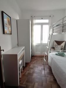 - une chambre avec un lit, un bureau et des lits superposés dans l'établissement Westerland House, à Ribeira Brava