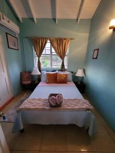 ChoiseulComfort Suites Three Bedroom Apartment的一间卧室,卧室内配有一张大床