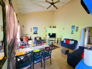 een woonkamer met een tafel en stoelen bij Comfort Suites Three Bedroom Apartment in Choiseul