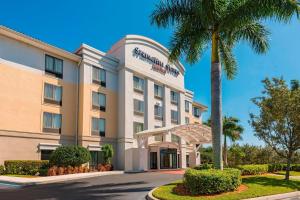 un hotel con una palmera delante en SpringHill Suites Fort Myers Airport, en Fort Myers
