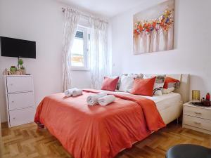 sypialnia z łóżkiem z ręcznikami w obiekcie Luxury apartment Salona w mieście Solin