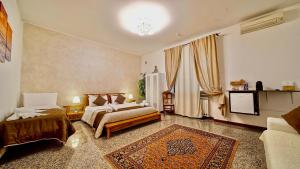 1 dormitorio con 2 camas y TV. en Vitti's Home Verona en Verona