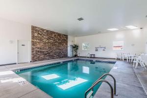 una piscina en una habitación con una pared de ladrillo en Motel 6-Wisconsin Rapids, WI, en Wisconsin Rapids
