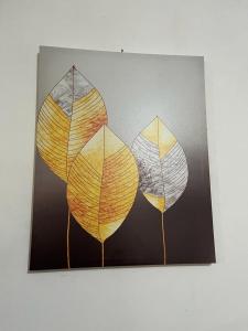 a painting of three leaves on a wall at Apartamento Tesoro-Ciudad de Guatemala zona 2 de Mixco in Guatemala