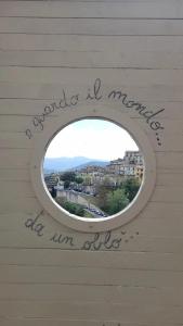 een rond raam in een houten muur met de woorden eromheen morocco bij SognoNarni in Narni