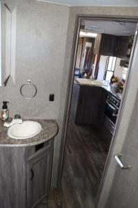 baño pequeño con lavabo y cocina en RV quiet place in the mountain, en Hemet