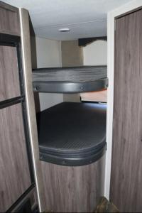 un armario pequeño con una estantería negra en una habitación en RV quiet place in the mountain, en Hemet