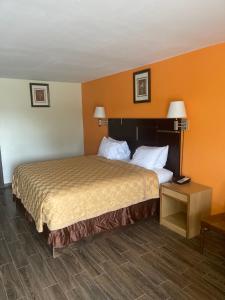 Postel nebo postele na pokoji v ubytování Linder Motor Lodge