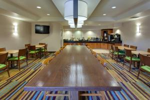 ein großer Konferenzraum mit einem langen Tisch und Stühlen in der Unterkunft Fairfield Inn & Suites by Marriott San Francisco Airport in Millbrae