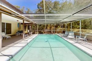 uma piscina numa casa em Cypress Run Daydream em Tarpon Springs