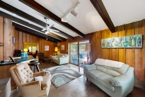 uma sala de estar com um sofá, cadeiras e uma mesa em Cypress Run Daydream em Tarpon Springs
