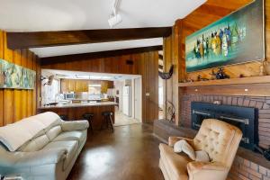 uma sala de estar com um sofá e uma lareira em Cypress Run Daydream em Tarpon Springs