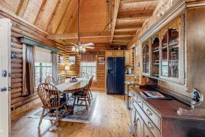 a dining room with a table and chairs in a cabin at Glassy Mountain Getaway in Tiger