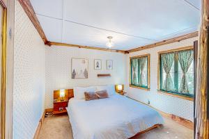 Ένα ή περισσότερα κρεβάτια σε δωμάτιο στο Idyllwild Retreat