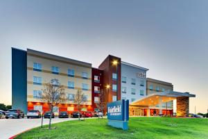 um hotel com uma placa em frente a um parque de estacionamento em Fairfield Inn & Suites by Marriott Dallas Love Field em Dallas