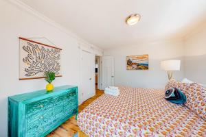ein Schlafzimmer mit einem Bett und einem blauen Schrank in der Unterkunft Greenwood Getaway in Nashville