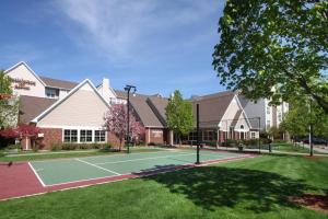 una pista de tenis frente a un edificio en Residence Inn by Marriott West Springfield en West Springfield