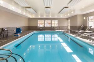 una piscina en una habitación de hotel con piscina en Residence Inn by Marriott West Springfield en West Springfield