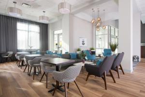 une salle à manger avec des chaises et des tables bleues dans l'établissement Fairfield Inn & Suites by Marriott Dayton, à Dayton