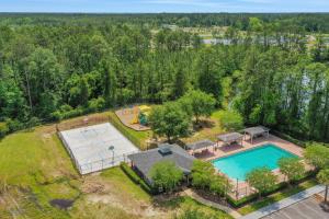 una vista aérea de una finca con piscina y cancha de baloncesto en The Home on Tyson Lake Drive en Jacksonville