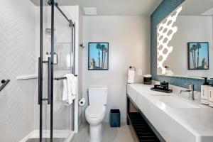 a bathroom with a toilet and a sink and a shower at Marea Sol Hotel in Santa Cruz