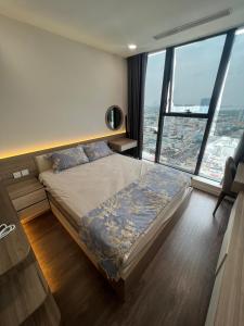 1 dormitorio con cama y ventana grande en Smart Apartment-District 7, en Ho Chi Minh