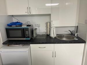 Kuchyňa alebo kuchynka v ubytovaní En-suite room in central Milton Keynes