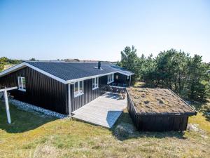 een huis met een terras en een huis bij Holiday home Fanø CLVIII in Fanø