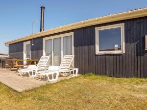 Nørre Vorupørにある8 person holiday home in Thistedの一組の椅子