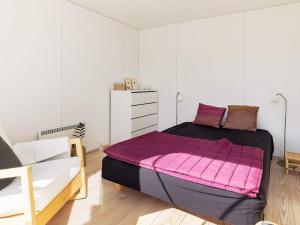 ein Schlafzimmer mit einem großen Bett und einem Sofa in der Unterkunft Holiday home Øster Assels VII in Øster Assels