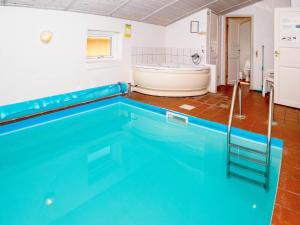Nørre Vorupør的住宿－Four-Bedroom Holiday home in Thisted 7，浴室内设有一个带浴缸的浴室的游泳池