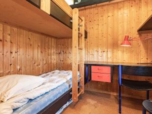 VestervigにあるSpacious Holiday Home in Vestervig with Saunaの木製の壁に二段ベッドが備わるベッドルーム1室が備わります。
