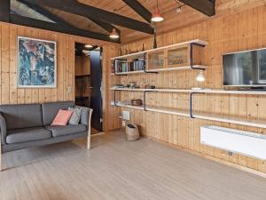 Televisor o centre d'entreteniment de Spacious Holiday Home in Vestervig with Sauna