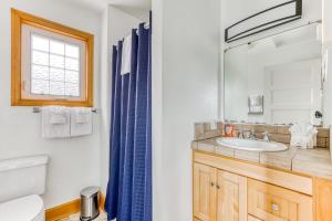 Un baño con lavabo, inodoro y ventana. en Beach Oasis, en Seaside 34 fotos más