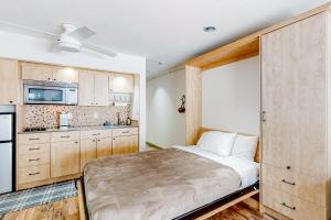 デュランゴ・マウンテン・リゾートにあるCascade Village 308のベッドルーム(大型ベッド1台付)、キッチン