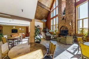 uma grande sala de estar com mesa e cadeiras em Cascade Village 308 em Durango Mountain Resort