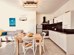 eine Küche und ein Esszimmer mit einem Tisch und Stühlen in der Unterkunft Agriturismo Il Querciolo in Grosseto